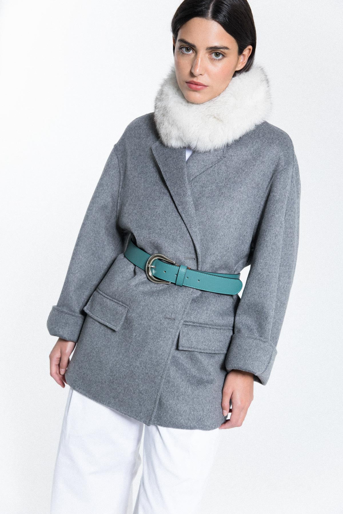 Cuello de zorro blanco con fondo gris
