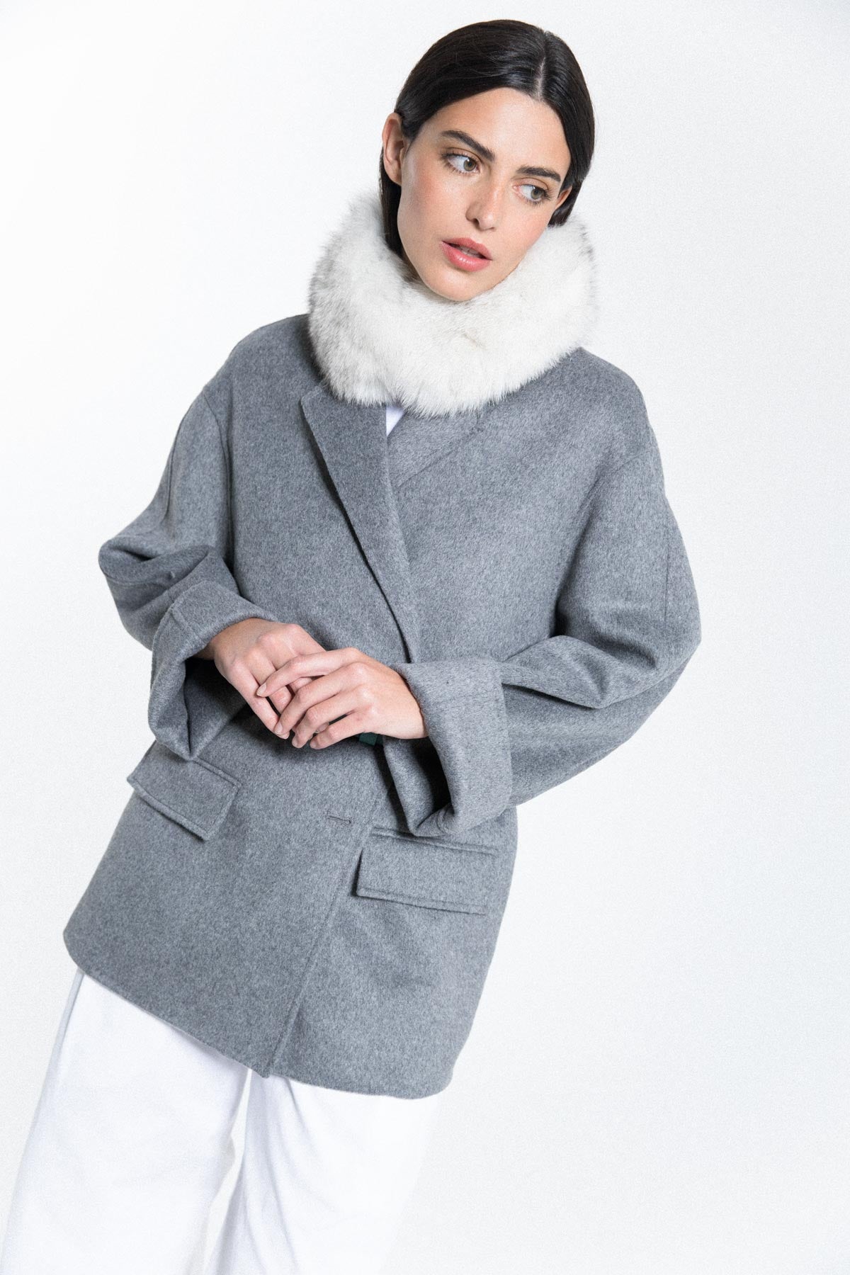 Cuello de zorro blanco con fondo gris