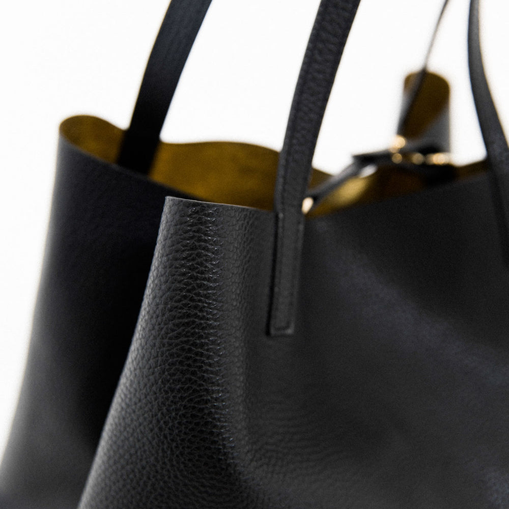 
                      
                        Bolso Louise - Black
                      
                    