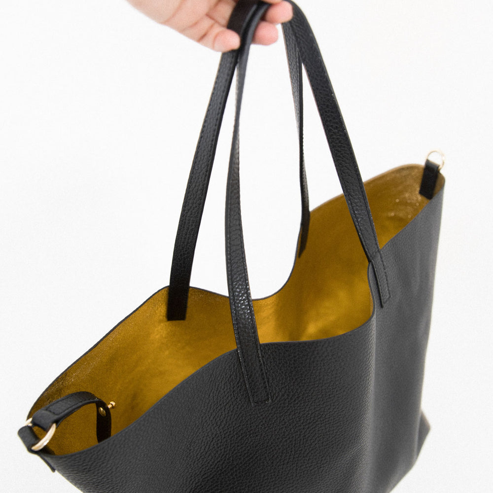 
                      
                        Bolso Louise - Black
                      
                    