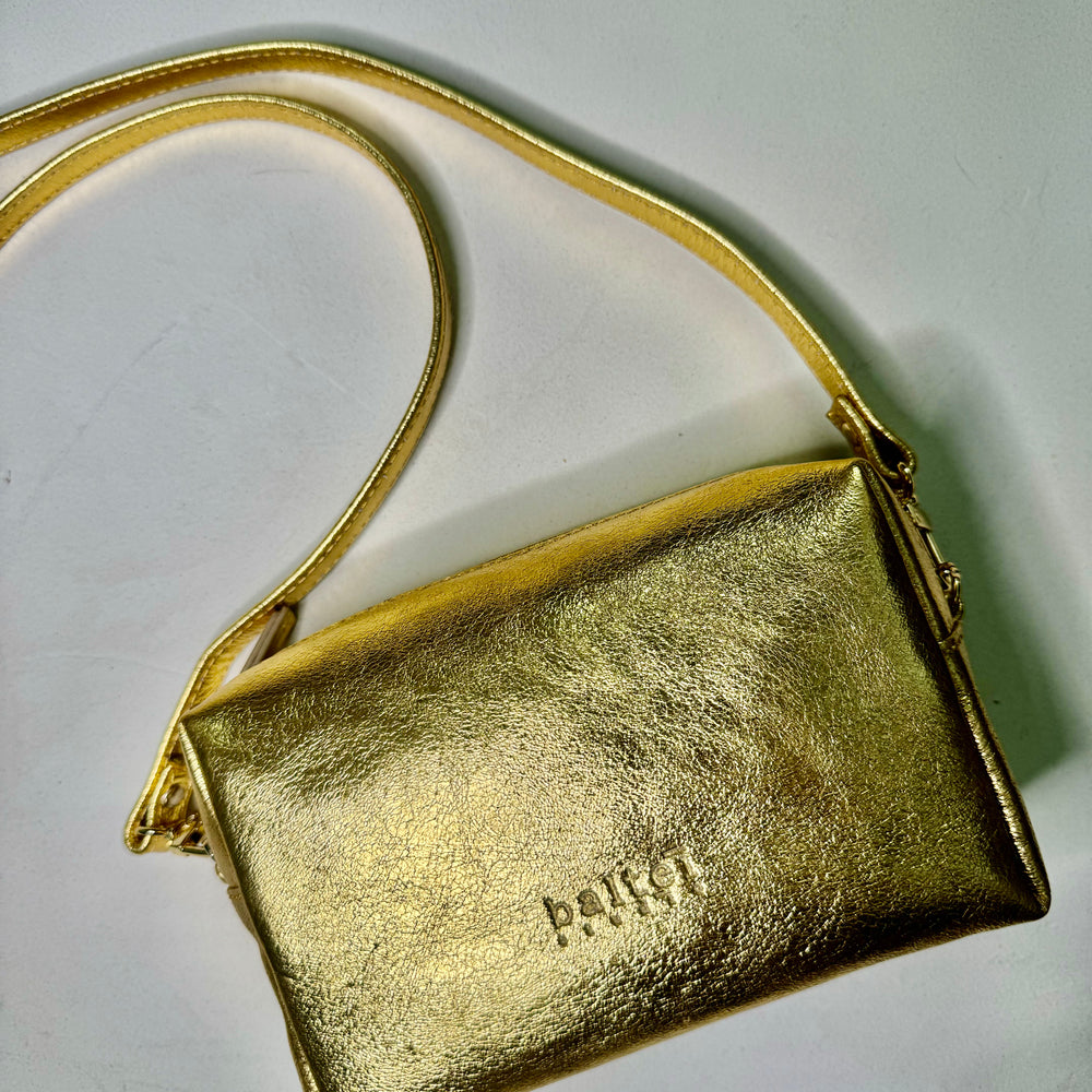 
                      
                        Bolso María dorado
                      
                    